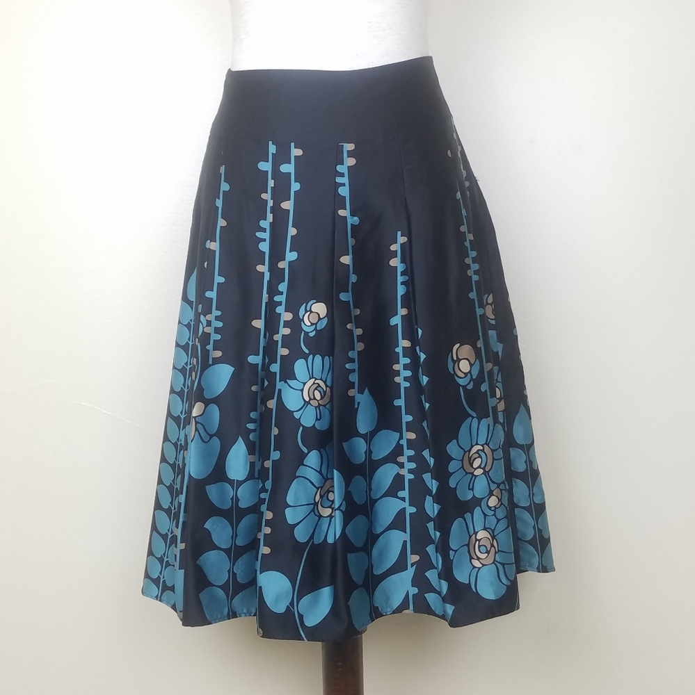 Mossimo A-line Pleated Floral Skirt Size 4 Black Satiny Pleated Material.
